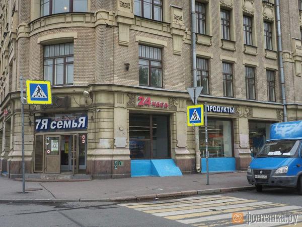На Васильевском острове историческое здание спутали с забором и покрасили в синий