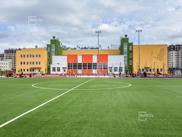 Команда Setl Group сыграла в футбол на школьном стадионе в ЖК «Солнечный город»