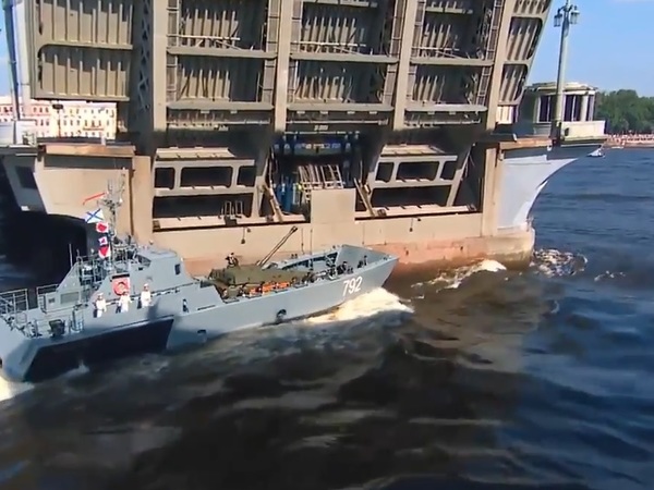 Военные отрицают удар десантного катера об опору Благовещенского моста. Столкновение попало на видео
