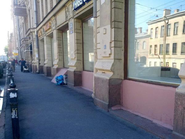 Историческое здание на Васильевском из синего перекрасили в розовый
