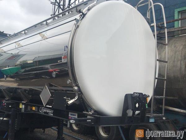 На Московском шоссе полиция вновь окружила перевалочную базу упрямого бутлегера
