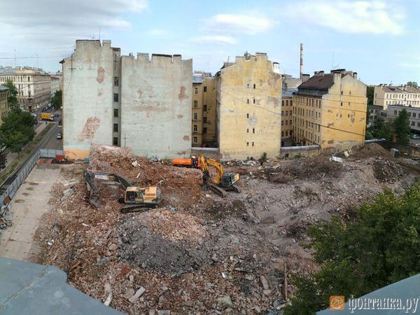 В центре Петербурга снесли здание Красноармейского телефонного узла. Вместо него построят элитное жилье