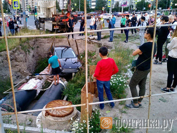 «Мондео» нырнул в яму с трубами на Коллонтай. После трюка водитель заклеил госномера с «тремя Ольгами»