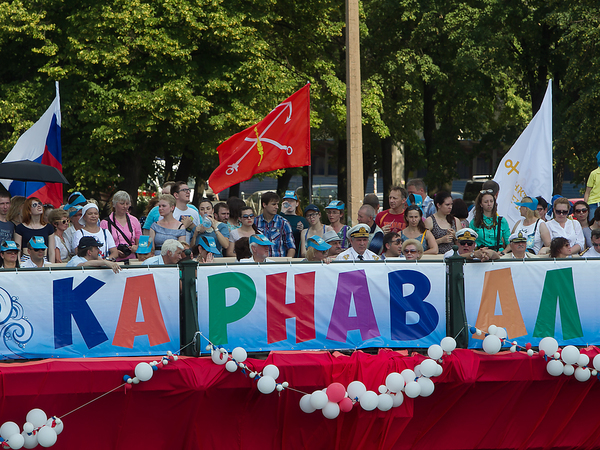 Петербургские реки и каналы захватит карнавал — сначала сёрферский, а потом теплоходный