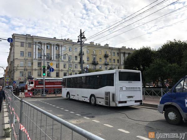 Поливальные машины и колючая проволока: на площади Ленина ремонтируют трубу перед митингом сторонников Навального