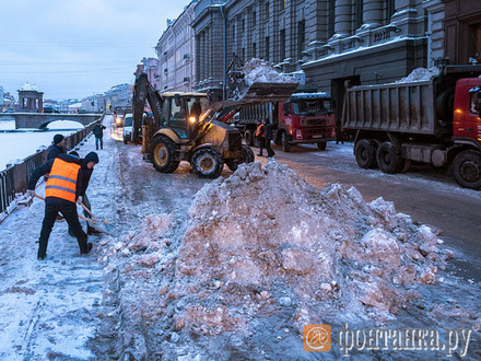 Вдвое больше людей и в 4 раза больше техники: как Петербургу догнать Москву по уборке снега 