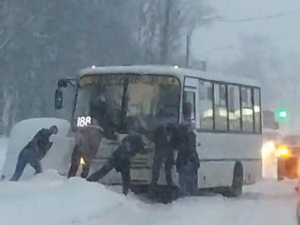 Петербург застрял в снегу. Буксуют все: фуры, автобусы, легковушки, «Газели». Не смог даже Rolls-Royce 