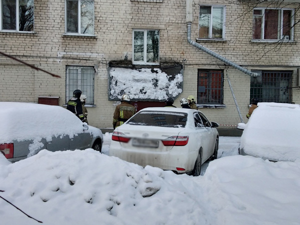 Под тяжестью снега рухнул козырек жилого дома на шоссе Революции. Прокуратура ждала, чтобы наконец-то проверить качество зимней уборки
