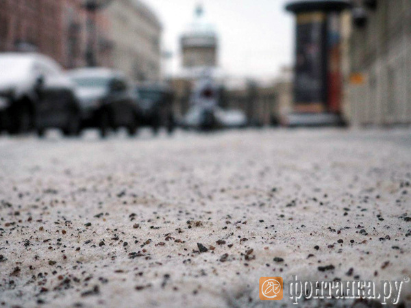 100 адресов Петербурга, где лед на тротуарах засыплют гранитной крошкой. И где никогда ее не будет