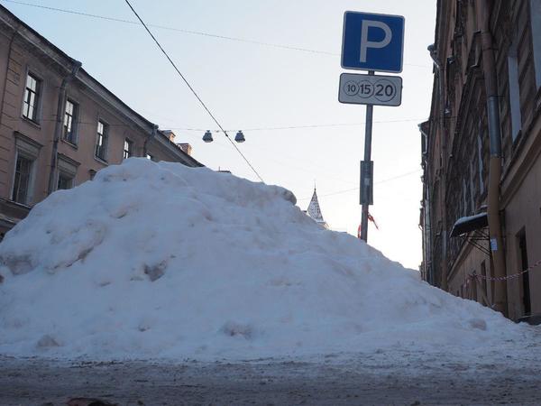 Бесплатно парковаться в центре Петербурга можно. Если вы сугроб