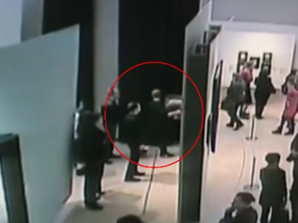 В Интернете появилось видео кражи картины Куинджи. Вор сбил с толку посетителей музея своей уверенностью
