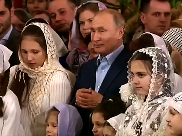 Путин вместе с Петербургом встретил Рождество. Президент отстоял службу в храме, где был крещён