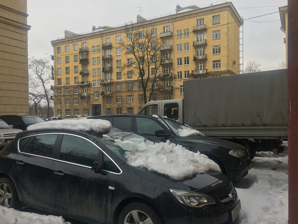 Наледь не щадит машины. На Марата прилетело в козырёк отдела ФСИН