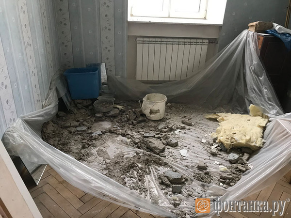 Петербуржец, у которого в доме-памятнике из-за протечки крыши обрушился потолок, не дождался коммунальщиков и почистил кровлю сам. Не помогло
