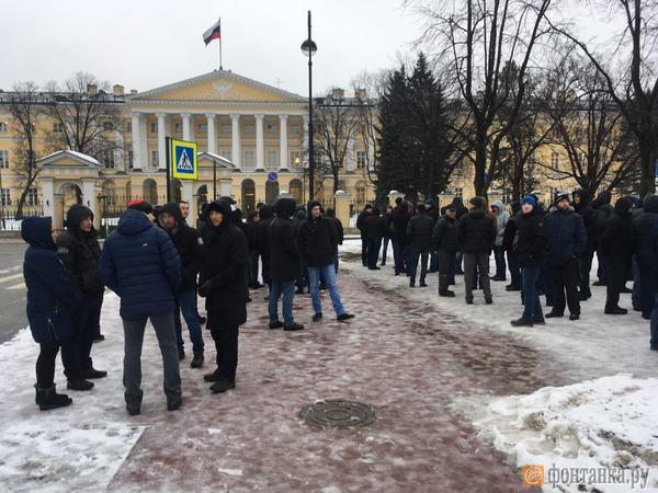 Метростроевцы снова собрались у Смольного из-за долгов по зарплате