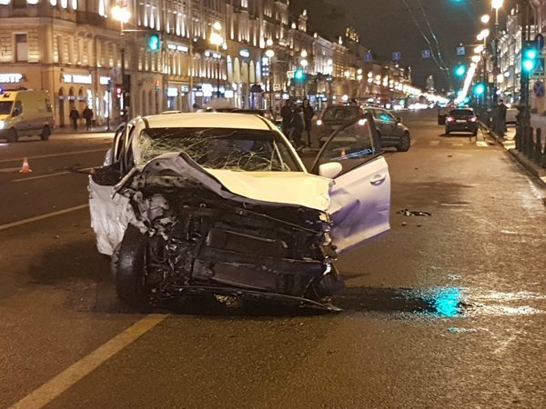 «Жёсткий замес» на Невском попал на видео. Виновником называют молодого таксиста, летевшего на красный
