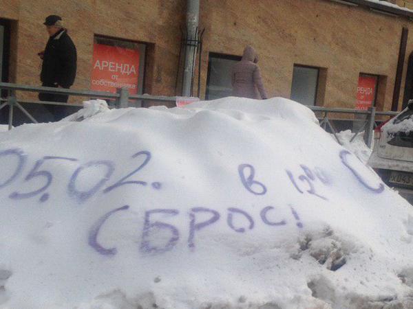 Петербуржцы сгребают кучи к дверям коммунальщиков, но попадаются в снежные ловушки во дворах. Новая серия снимков из заметенной Северной столицы