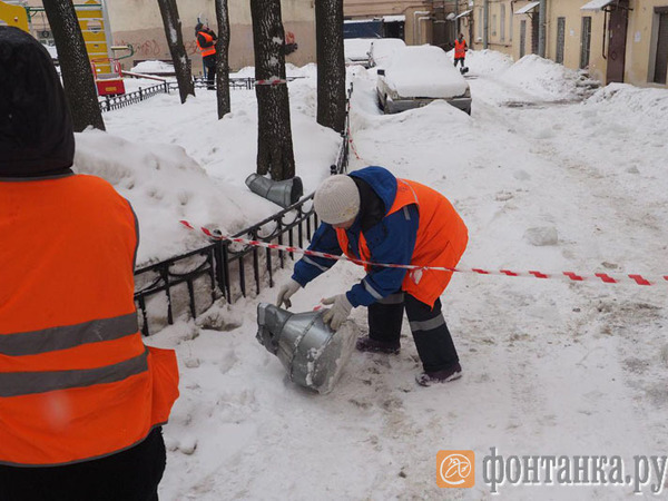 Жилком посмотрел, как показательно убирают дворы и крыши в Адмиралтейском районе