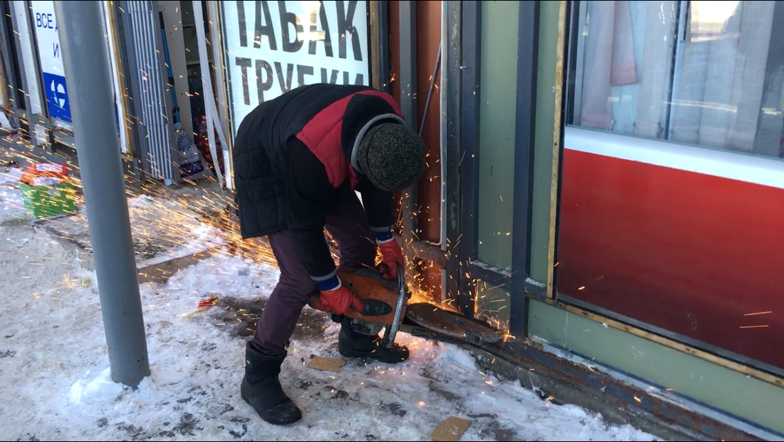 Снос торговых павильонов в спб ларьков. Снос павильонов. Снос ларьков у метро Приморская. Снос ТЦ Лидер Санкт-Петербург.